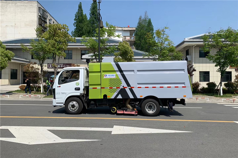 國六小多利卡5噸（1水/4塵）吸塵車