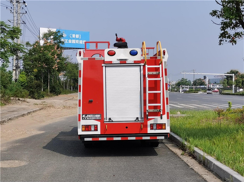 江鈴2噸水罐消防車(chē)