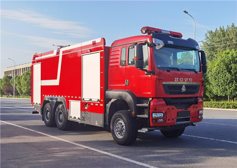 豪沃18噸六驅(qū)越野泡沫消防車(chē)