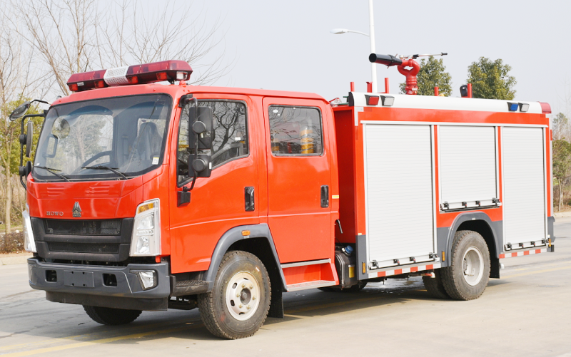 豪沃4噸水罐消防車(chē)