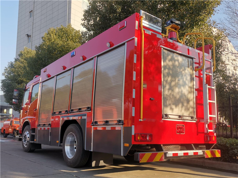 東風(fēng)5.5噸泡沫消防車(chē)