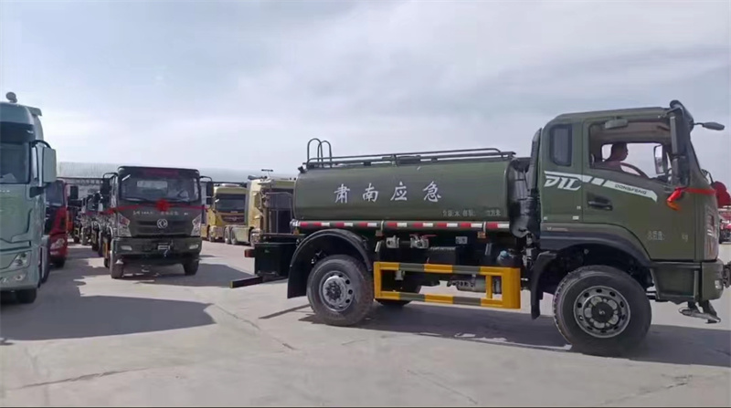 四驅(qū)灑水車 東風(fēng)專底DIL 10噸灑水車