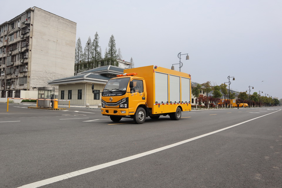 東風(fēng)單排排水救險車1000立方排水救險車