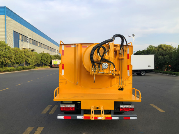 東風(fēng)4.5方藍(lán)牌高壓清洗車